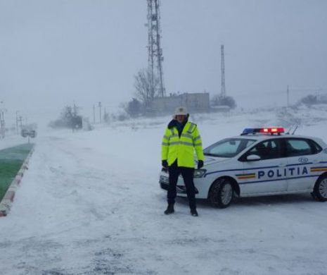 O FAMILIE cu TREI COPII a rămas BLOCATĂ în ZĂPADĂ. A fost SALVATĂ de la ÎNGHEȚ de un echipaj de POLIȚIE