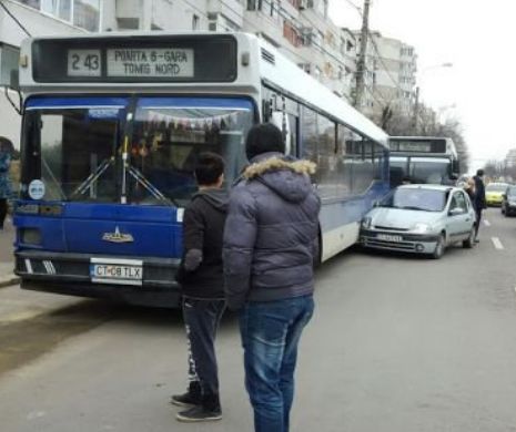 O femeie a provocat un accident în lanț în Constanța. Două AUTOBUZE au fost implicate