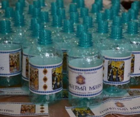 Românii s-au CĂLCAT în picioare pentru aghiazmă. Oamenii şi-au împărţit CREŞTINEŞTE pumni şi coate pentru a ajunge la apa sfinţită