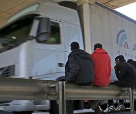 Şoferi români OBLIGAŢI să transporte REFUIAŢI sirieni din Turcia în UE. Transportator: “Am fost ameninţat cu arme Kalaşnikov”