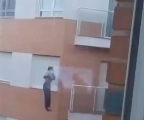 Totul a fost filmat, iar vecinii nu-si mai revin din soc. Barbatul si-a uitat cheile in casa si ia cea mai proasta decizie. VIDEO