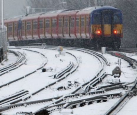 Un tren cu 200 de persoane a rămas BLOCAT în câmp. În gata Lehliu, o altă garnitură s-a ÎNZĂPEZIT | FOTO