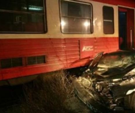 4 oameni au fost RĂNIȚI după ce un TREN care transporta UN SINGUR PASAGER a lovit o mașină