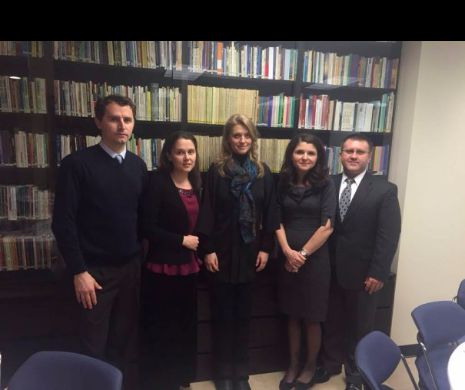 Alina Gorghiu s-a pozat, la Chicago, cu familia soților Bodnariu