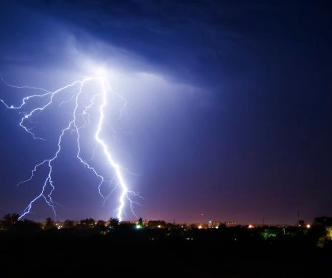 Atenţionare METEO de ULTIMĂ ORĂ pentru vestul ţării: TUNETE şi FULGERE