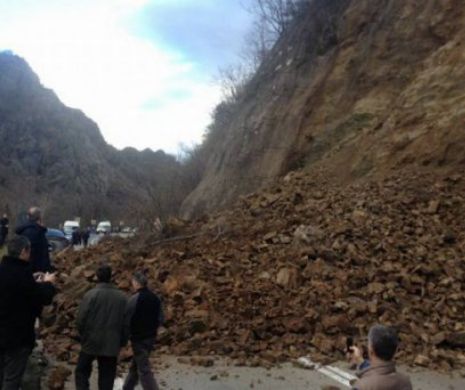 Cădere masivă de stânci pe un drum din Dâmboviţa