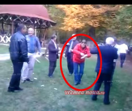 Ce se mai DISTREAZĂ un PRIMAR din judeţul VASLUI şi un FOST DIRECTOR al Curţii de Conturi. PARANGHELIE pe manele şi DANSURI inedite l Video