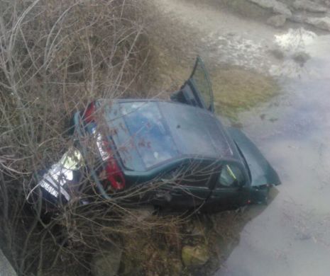 Cinci persoane RĂNITE, după ce mașina A PLONJAT într-un șanț cu apă I GALERIE FOTO