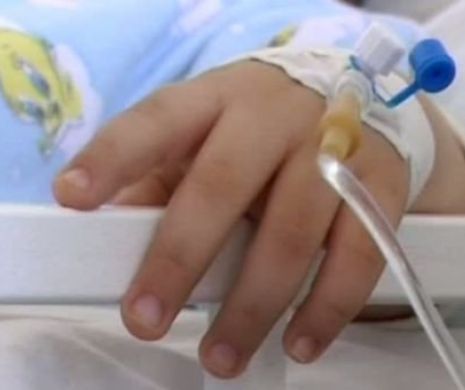 DECLARAŢII EMOŢIONANTE a unei mame ÎN LACRIMI în faţa Spitalului Marie Curie din Bucureşti. Fetiţa ei este se află printre COPII internaţi