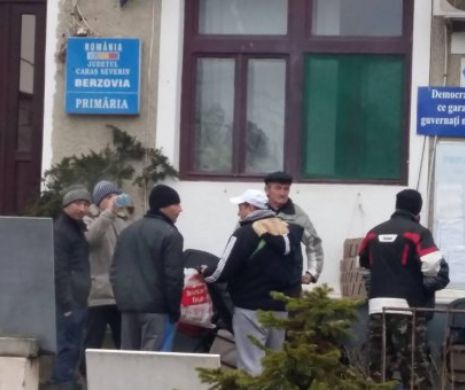 Greva foamei de trei zile pentru ASFALT s-a încheiat. Cum încearcă primarul să se reconcilieze cu sătenii afundați în noroi