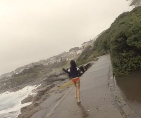 IMAGINI INCREDIBILE surprinse pe o PLAJĂ din AUSTRALIA! DOI IUBŢI au fost SURPINŞI de un FULGER | VIDEOCLIPUL a devenit VIRAL