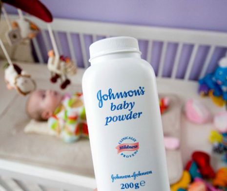 Johnson & Johnson, obligată să plătească o despăgubire uriaşă în cazul unei femei care a murit de cancer ovarian după ce a folosit pudra de talc a companiei
