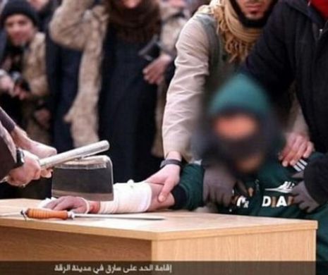 Momentul in care un "judecator ISIS" ii taie mana dreapta unui barbat acuzat de furt. Zeci de persoane au privit scena
