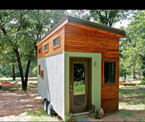 Nu si-a permis sa stea in chirie, asa ca si-a construit singur o casa in miniatura. Este incredibil cum arata pe interior