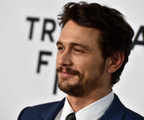 O mare VEDETĂ de la HOLLYWOOD a postat pe facebook o FOTOGRAFIE în care SĂRUTĂ un BĂRBAT. VEZI cine este | FOTO