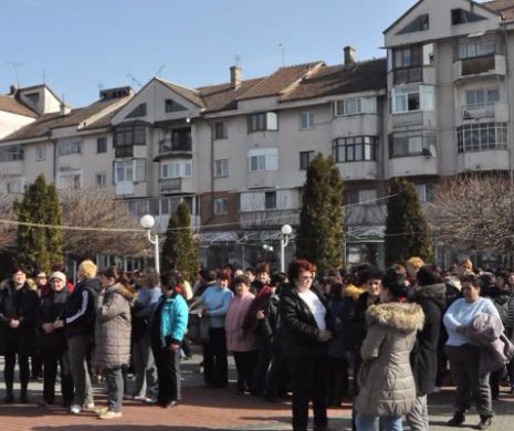 RIPOSTA CROITORESELOR la Calafat. Sute de angajate de la fabrica de confectiii au tabarat pe autoritatile locale. Protestul, impotriva unei investigatii jurnalistice