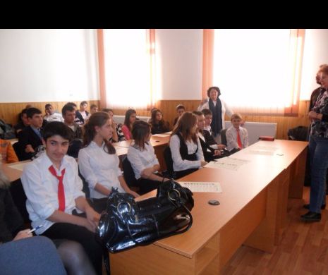 ȘCOALA GROAZEI DIN MIZIL. Un elev a sărit de la etajul 1, altul umilit sub ochii nepăsători ai profesoarei, totul în doar o săptămână. PRIMELE REACȚII OFICIALE
