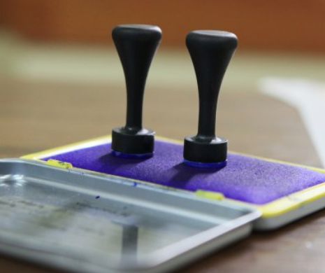 Sondaj ISSPOL: Aproape JUMĂTATE dintre români NU ŞTIU cu cine vor vota sau NU VOR să VOTEZE