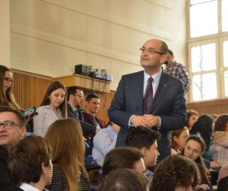 Adrian Curaj: Consiliul de Etică NU se mai ocupă de PLAGIATE. Ministerul Educaţiei AMÂNĂ dreptul Universităţilor de a emite şi retrage titlul de doctor