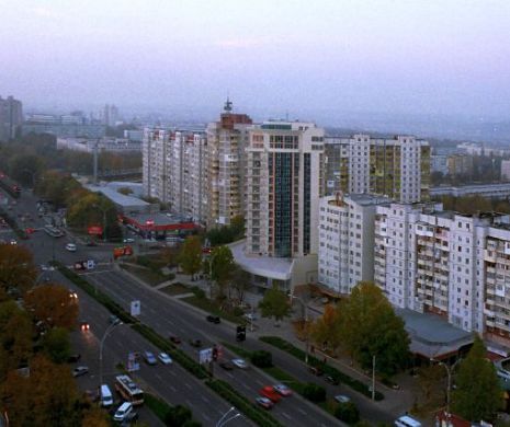 ALERTĂ cu BOMBĂ la un LICEU din CHIŞINĂU. Toţi elevii au fost EVACUAŢI