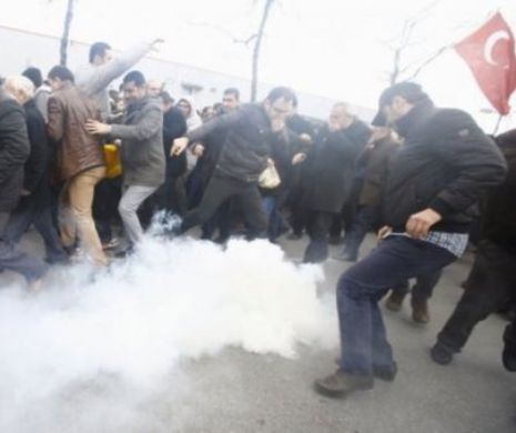Este INIMAGINABIL ce se întâmplă în TURCIA. Erdogan a pus mâna pe cel mai mare ziar de opoziție. OAMENII au ieșit în stradă pentru a apăra libertatea de exprimare VIDEO