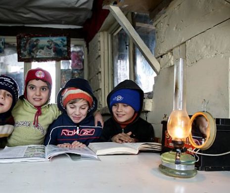 În EPOCA DE PIATRĂ: Câte gospodării sunt neelectrificate, fără reţea de gaze sau drumuri