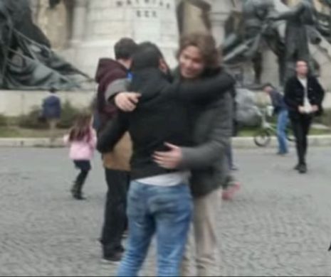 INCREDIBIL! Un MUSULMAN cere ÎMBRĂȚIȘĂRI de la necunoscuți pe STRADĂ în centrul CLUJULUI. Vezi cum au reacționat OAMENII | VIDEO