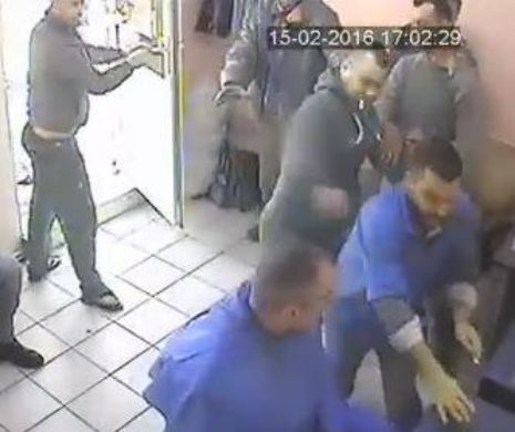 INTERLOPII TROGLODIŢI din Galaţi I-AU SCOS DINŢII unui FRIZER care A AVUT CURAJUL de a-i invita la CIVILIZAŢIE l Video