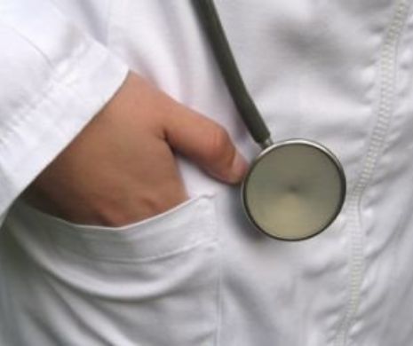 NEBUNIE. A pretins că e doctoriţă şi când a ajuns pe masa de operaţia a BĂTUT pacienta, apoi a FUGIT