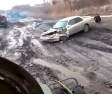 O maşină a fost călcată de o BLINDATĂ. Momentul de PANICĂ a fost surprins de camerele de filmat | VIDEO