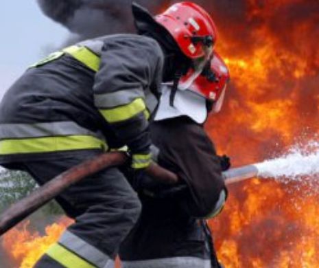 O maşină a luat FOC lângă CLĂDIREA GUVERNULUI. Nu există RĂNIŢI