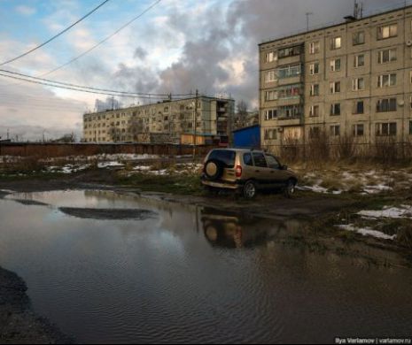 PERIFERIA RUSEASCĂ: bălţi la scară, INVAZIE DE CÂINI în magazine, cratere în străzi, MLAŞTINI ÎNTRE BLOCURI şi atmosferă deprimantă l Foto galerie