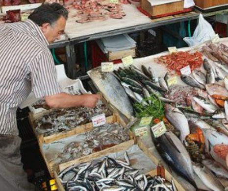 PEŞTE plin de VIERMI cumpărat din hipermarket