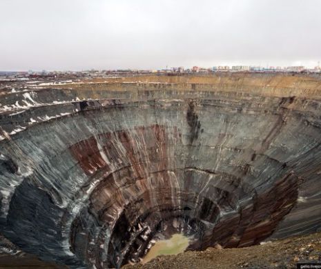 Rusia scoate MILIARDE DE DOLARI dintr-o astfel de GAURĂ. Imagini inedite din MINELE şi FABRICILE DE DIAMANTE moştenite de Putin│Foto