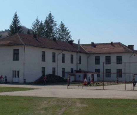 Scandalul școlii cu cameră de tortură pentru elevi. Părinții acuză: „Profesorii îi fac pe copii țărani împuțiți” Directoarea: „Dumnezeu îi va plăti fiecăruia după fapte!”