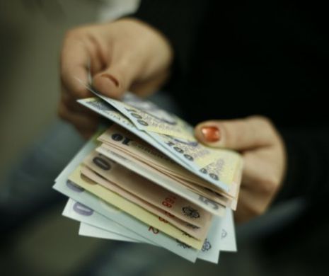Un BRĂILEAN, care profita de NAIVITATEA unor BĂTRÂNI, schimba pe stradă BANCNOTE FALSIFICATE