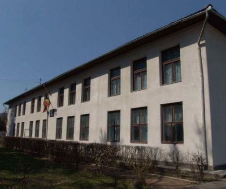 Un nou caz de violenţă în învăţământ şochează România. CAMERA de TORTURĂ, unde ELEVII sunt bătuţi cu pumnii şi picioarele de directoare, doi profesori şi şoferul de pe microbuz