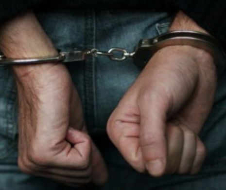Un ROMÂN a fost ARESTAT în Italia după ce și-a stropit SOȚIA și pe sora acesteia cu ACID