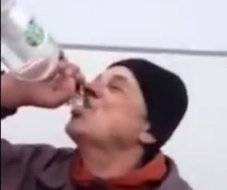 Un RUS dă peste cap o sticlă de VOTCĂ într-un minut. NU se știe ce s-a întâmplat DUPĂ | VIDEO