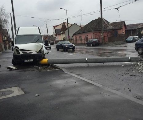 Un șofer neatent a rupt un stâlp care a picat peste un tramvai. Un copil este rănit.