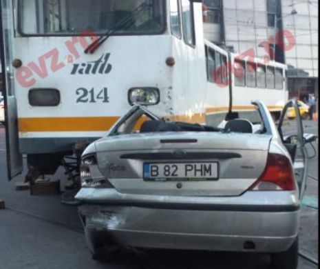 ACCIDENT HORROR în centrul BUCUREŞTIULUI: O maşină a fost lovită de un TRAMVAI