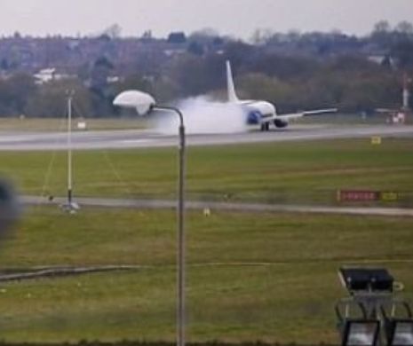 ATERIZARE delicată a unei aeronave Blue Air. Roţile avionului AU LUAT FOC la aterizare | VIDEO