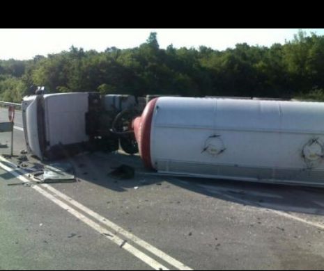 BREAKING NEWS. Pericol uriaş pe DN1. O CISTERNĂ cu 40 de tone acid sulfuric s-a răsturnat între Băneşti şi Breaza