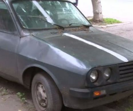Cand vad aceasta Dacie din Ploiesti, toti ii fac poze. Cum arata vazuta din partea din spate. VIDEO