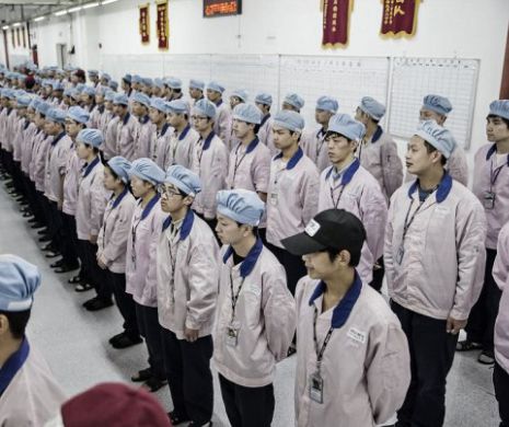 Imagini ÎN PREMIERĂ cu atmosfera dintr-o FABRICĂ IPHONE din China, în care SE MOARE din cauza MUNCII în exces, PLĂTITE MIZERABIL l Foto