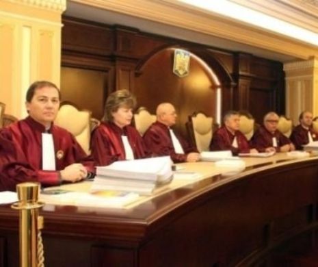 Lovitură DURĂ dată de CCR. Clienţii pot da BĂNCILE în JUDECATĂ pentru clauzele ABUZIVE din CONTRACTE