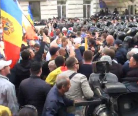 PROTEST de AMPLOARE la Chişinău. Aproximativ 10.000 de oameni manifestează în capitala Republicii MOLDOVA