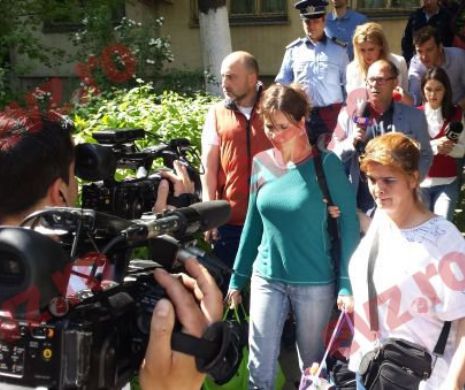 Românca şi-a răpit copilul acuzată că va sta după gratii 30 de zile. Ana Maria Nedelcu, încătușată în mașina poliției