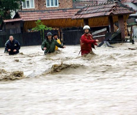A DAT NECAZUL PESTE EI!Un număr TERIFIANT de mare de GOSPODĂRII au fost LOVITE de INUNDAȚII