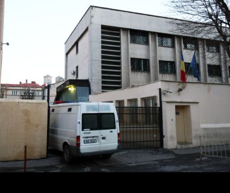 Ca-n filmele cu proşti. Un băiat de Ferentari a evadat pe uşa din faţă a arestului, ca să-și bată concubina